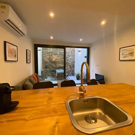 Apartment Renovated 5 Minutes Walk To The *