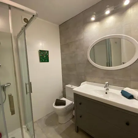 Renovated 5 Minutes Walk To The Apartment *