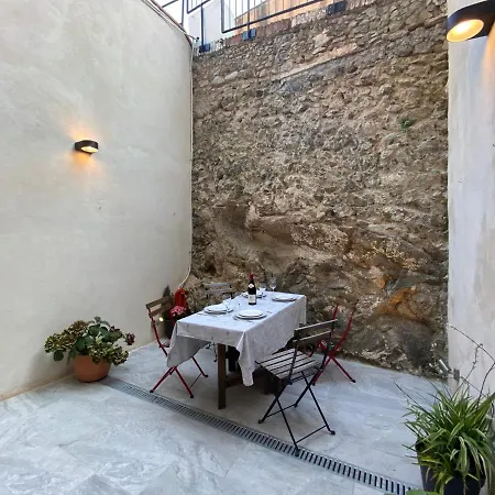 Renovated 5 Minutes Walk To The Apartment *