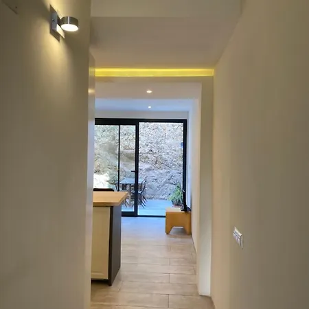 Renovated 5 Minutes Walk To The Apartment *