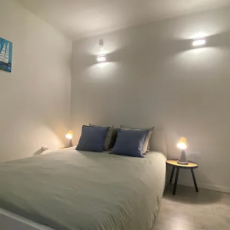 Renovated 5 Minutes Walk To The Apartment *