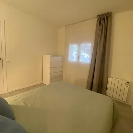 Renovated 5 Minutes Walk To The Apartment *