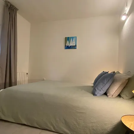 Apartment Renovated 5 Minutes Walk To The
